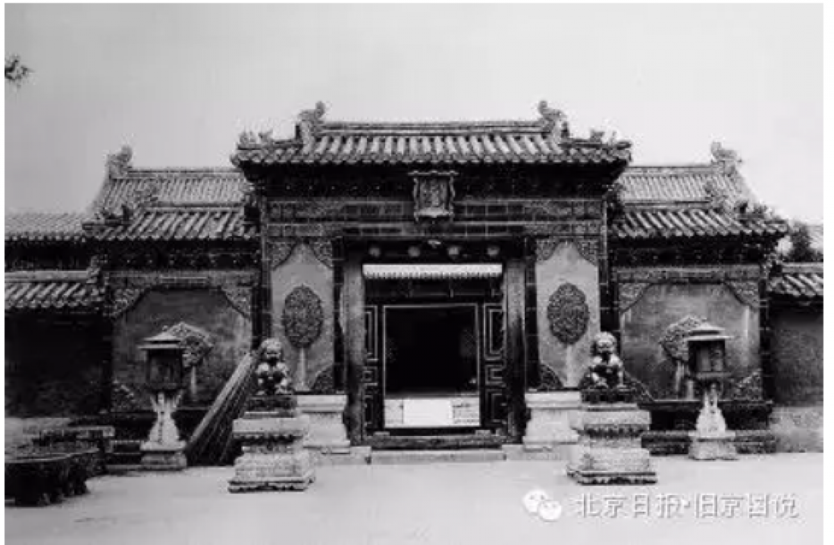 Bên ngoài cổng Điện Dương Tâm khoảng thời gian từ năm 1922-1924