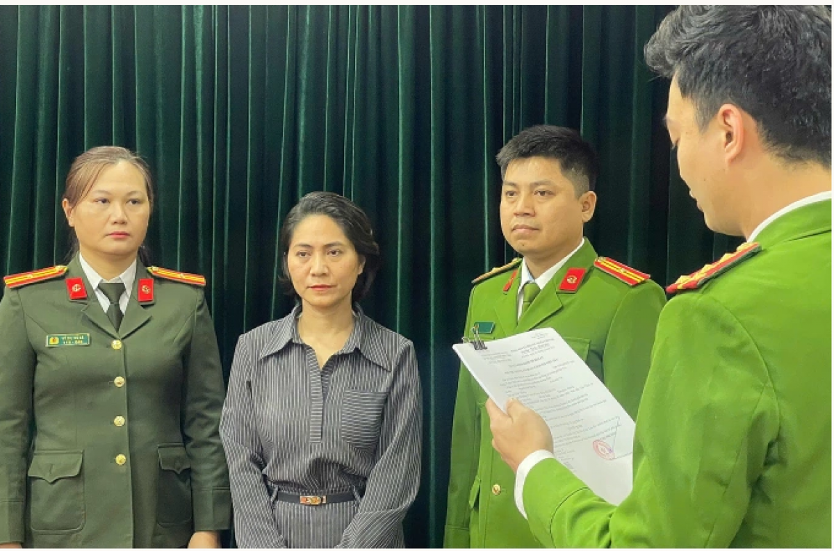 Công an tống đạt quyết định tố tụng với giám đốc Nguyễn Thị Thu Hà. Ảnh: Công an cung cấp