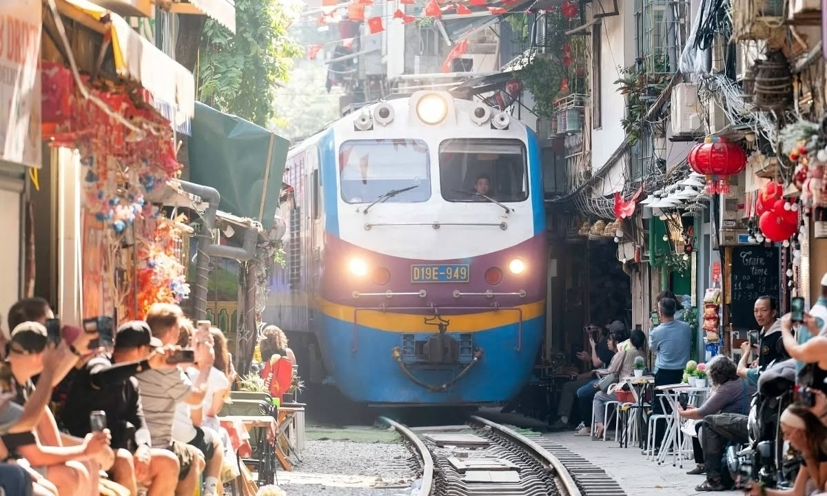 UBND thành phố Hà Nội kiến nghị Bộ Xây dựng điều chỉnh tuyến đường sắt đô thị số 1, hạn chế tàu hỏa đi qua khu phố cổ và phố cũ để bảo tồn không gian di sản.