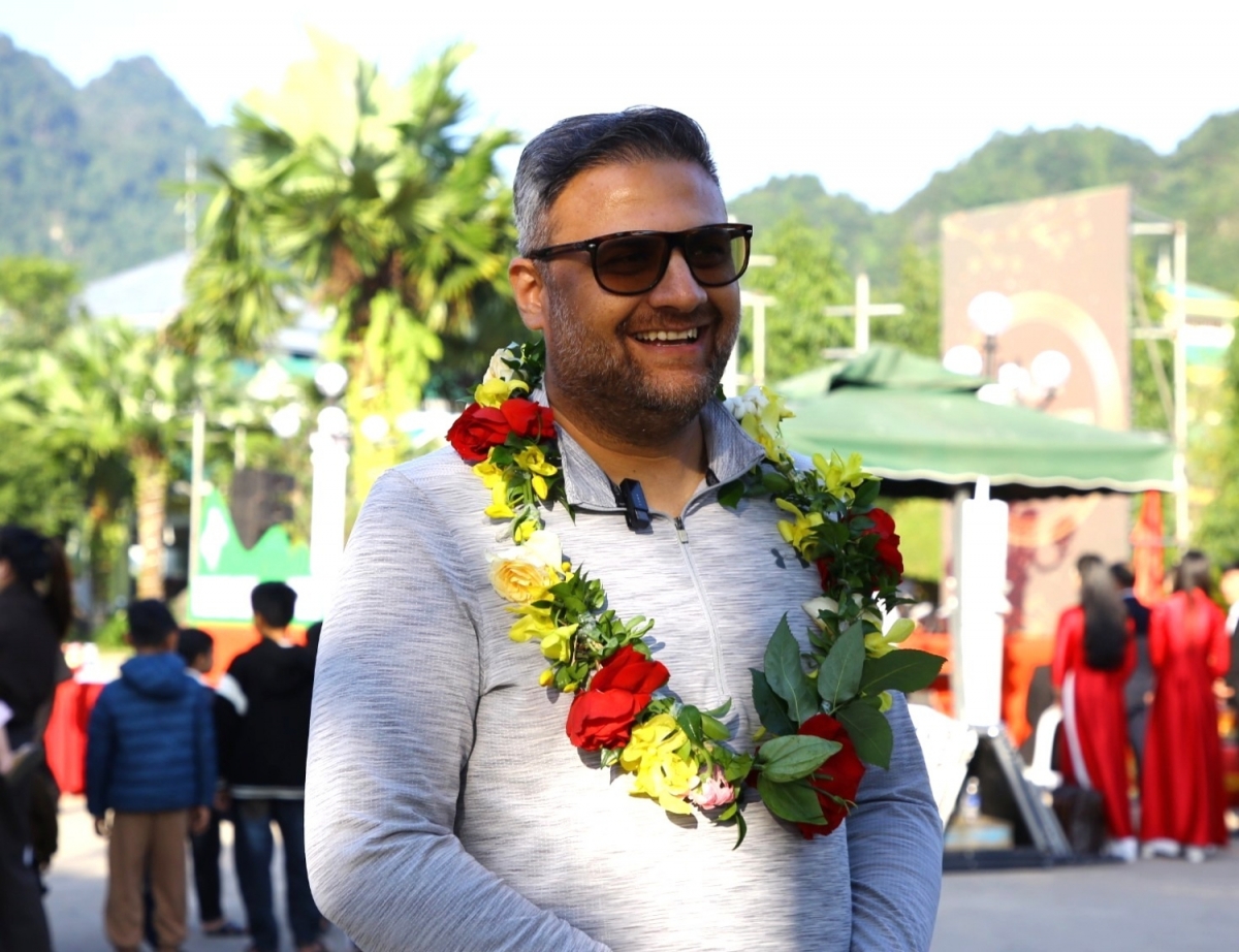 Du khách Imran Turk đến từ Dubai rất vui khi là những người đầu tiên “xông đất” Di sản Thiên nhiên thế giới.