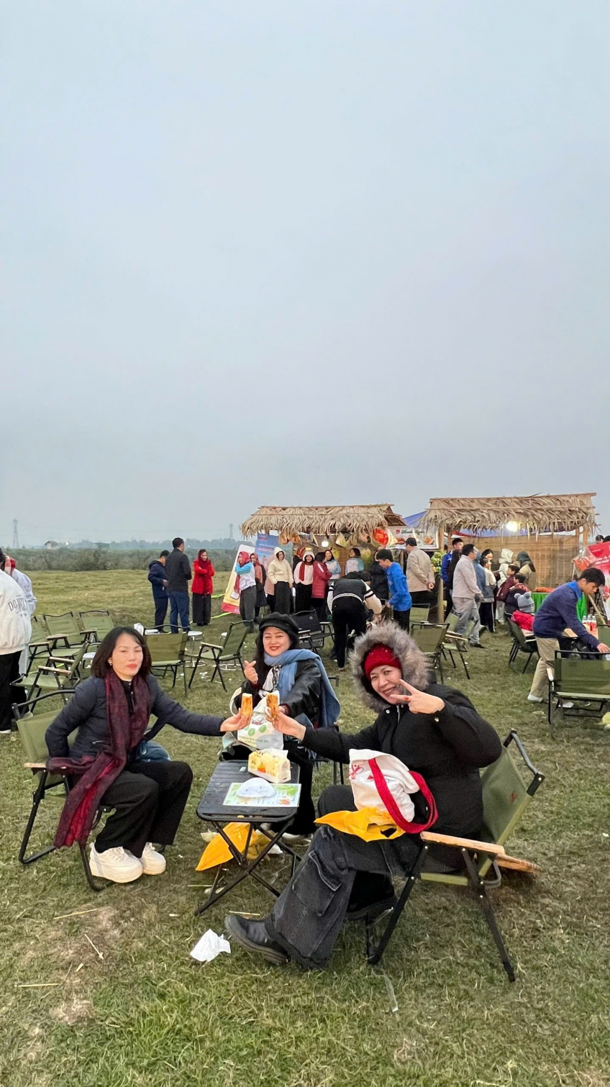 Du khách thích thú trải nghiệm không gian điểm du lịch cắm trại mới ven sông Cà Lồ trên địa bàn xã Đa Phúc