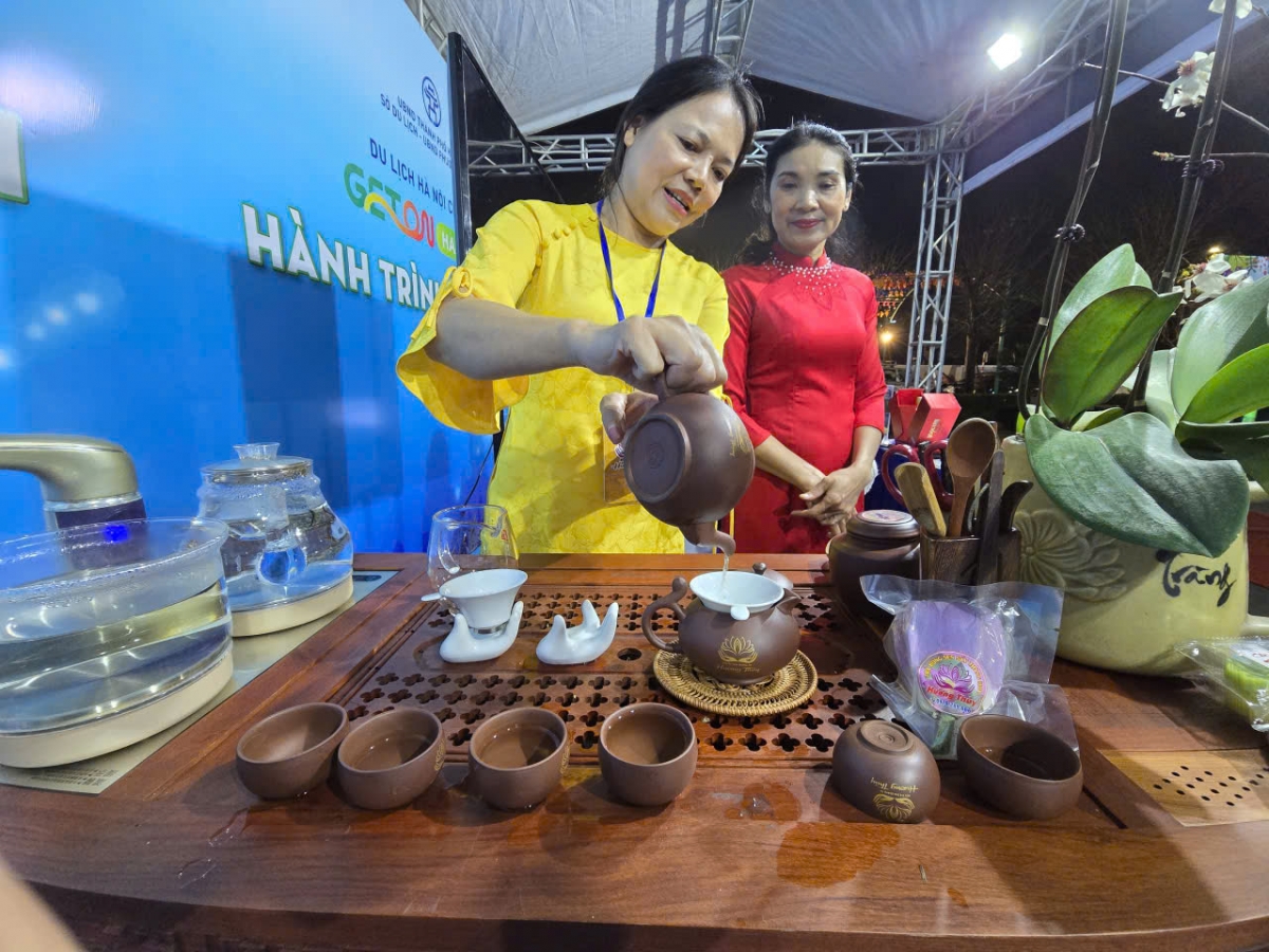 Du khách thưởng trà và tham quan các gian hàng