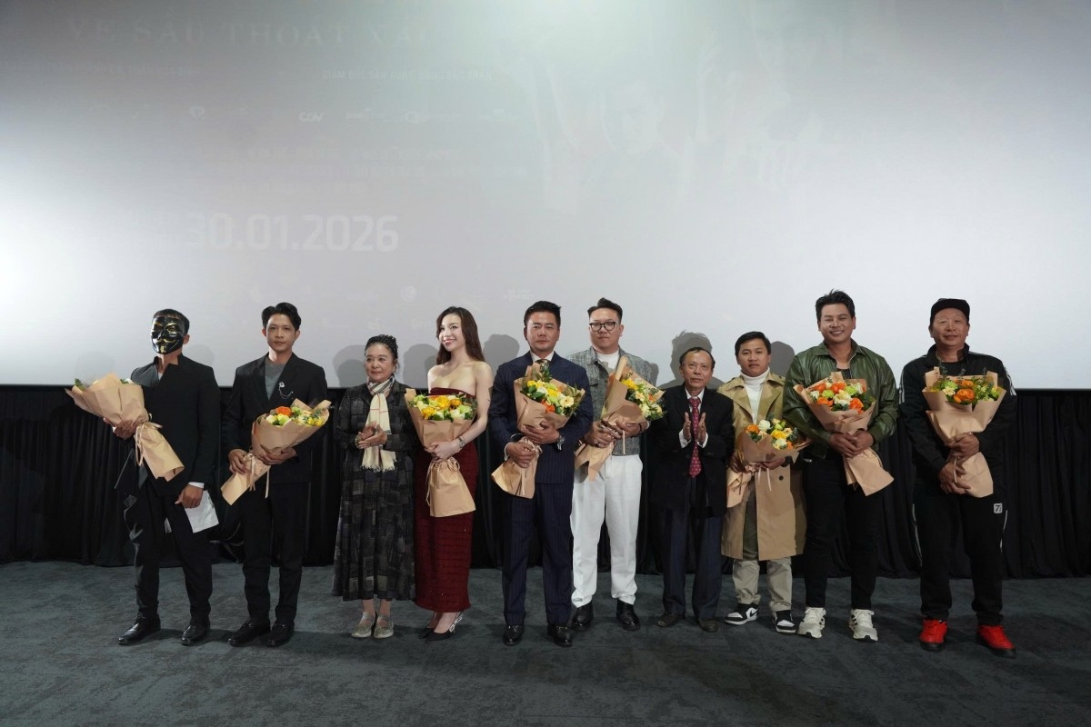 Ê kip làm phim nhận hoa chúc mừng từ Ban tổ chức