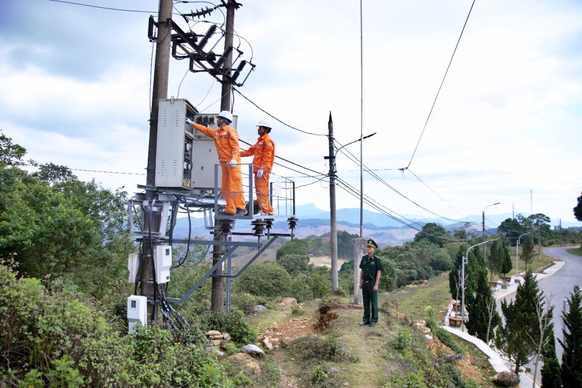 Cán bộ, công nhân viên EVNNPC phối hợp với lực lượng Bộ đội Biên phòng kiểm tra lưới điện, đảm bảo cung cấp điện an toàn, liên tục tại các địa bàn miền núi, biên giới.