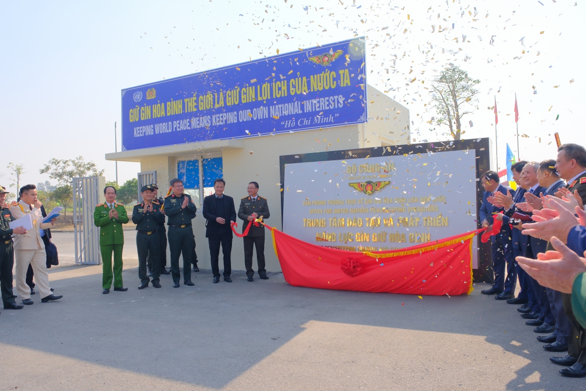 Gắn biển Trung tâm Đào tạo và Phát triển năng lực gìn giữ hòa bình