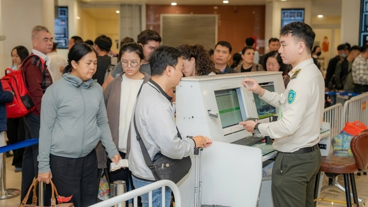 Tăng cường giám sát tại sân bay quốc tế Nội Bài, đặc biệt người đến hoặc trở về vùng dịch nhằm ngăn chặn virus Nipah xâm nhập.