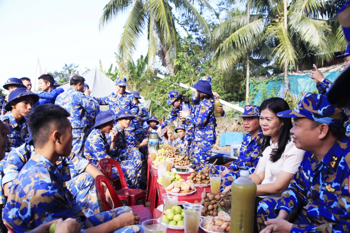 Đoàn công tác của Tư lệnh Vùng 4 Hải quân nói chuyện thân mật cùng cán bộ, chiến sĩ trên công trường trong  hoạt động tiếp sức chiến dịch Quang Trung của phụ nữ Lữ đoàn 162
