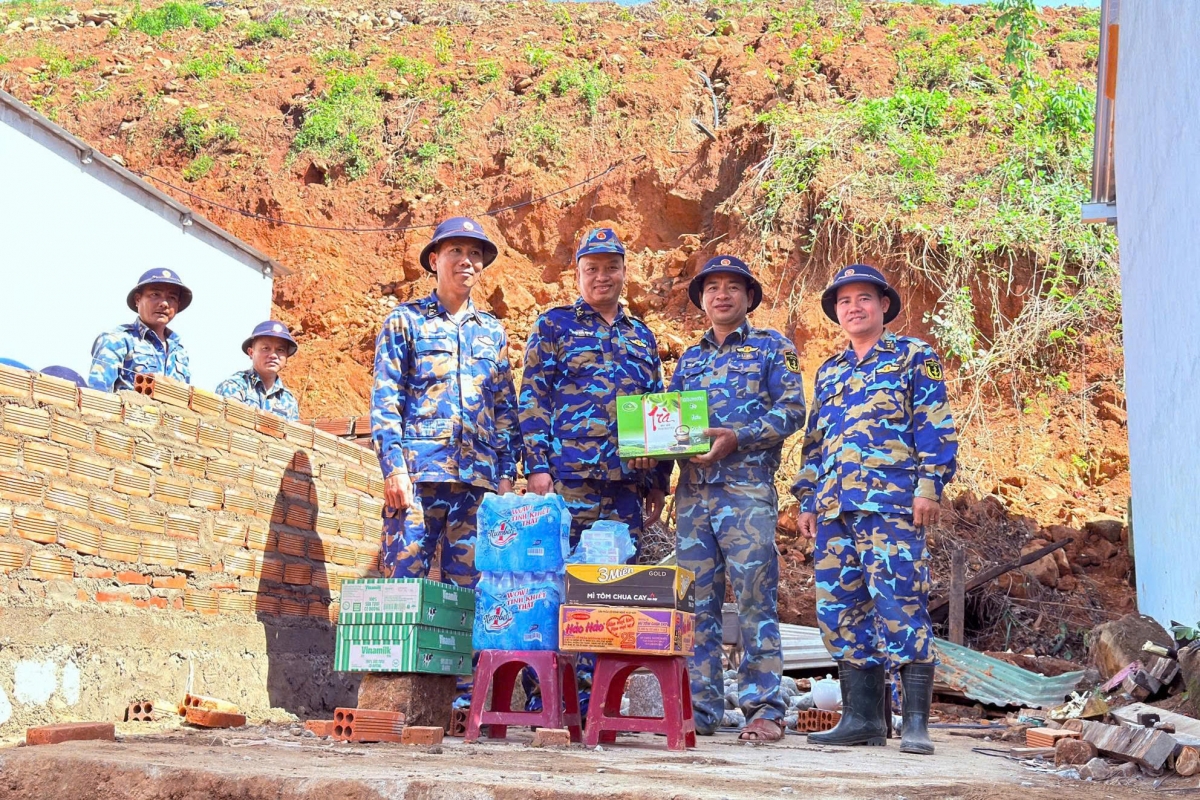 Thượng tá Trần Văn Vương ( thứ hai từ trái sang) tặng quà động viên CBCS thực hiện "Chiến dịch Quang Trung" 
