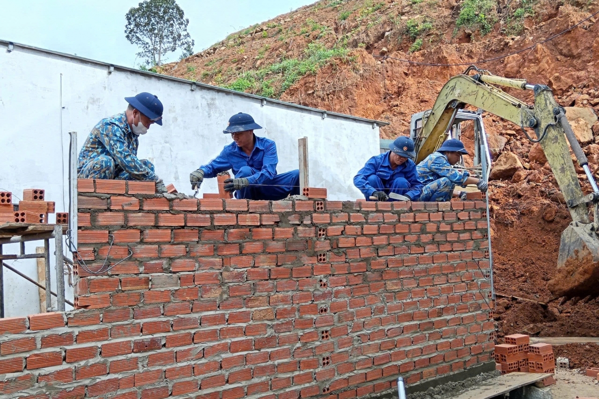 Những người lính Lữ đoàn 162 xây nhà cho người dân