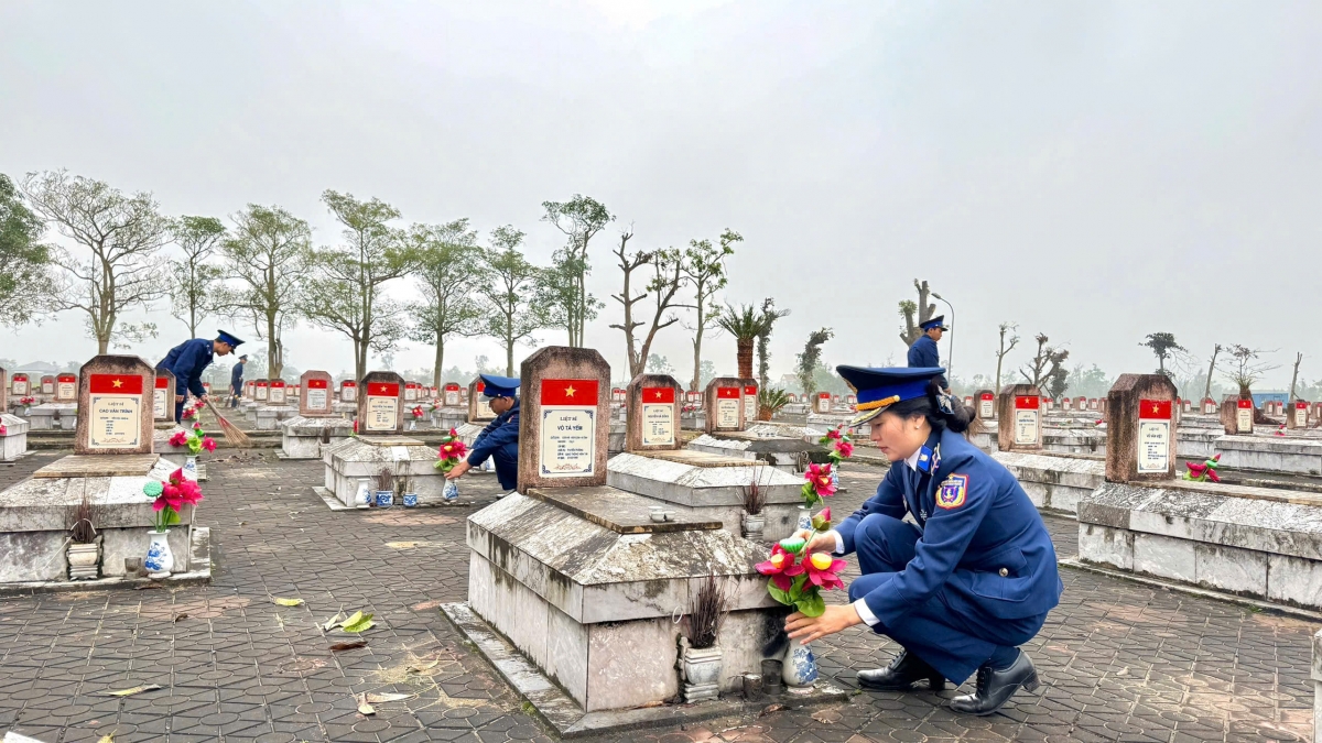 Cán bộ, chiến sĩ Hải đội 102 dâng hương, chăm sóc hơn 650 phần mộ liệt sĩ tại nghĩa trang Nghi Xuân.