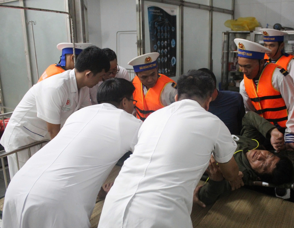 Các y bác sĩ thăm khám cho bệnh nhân