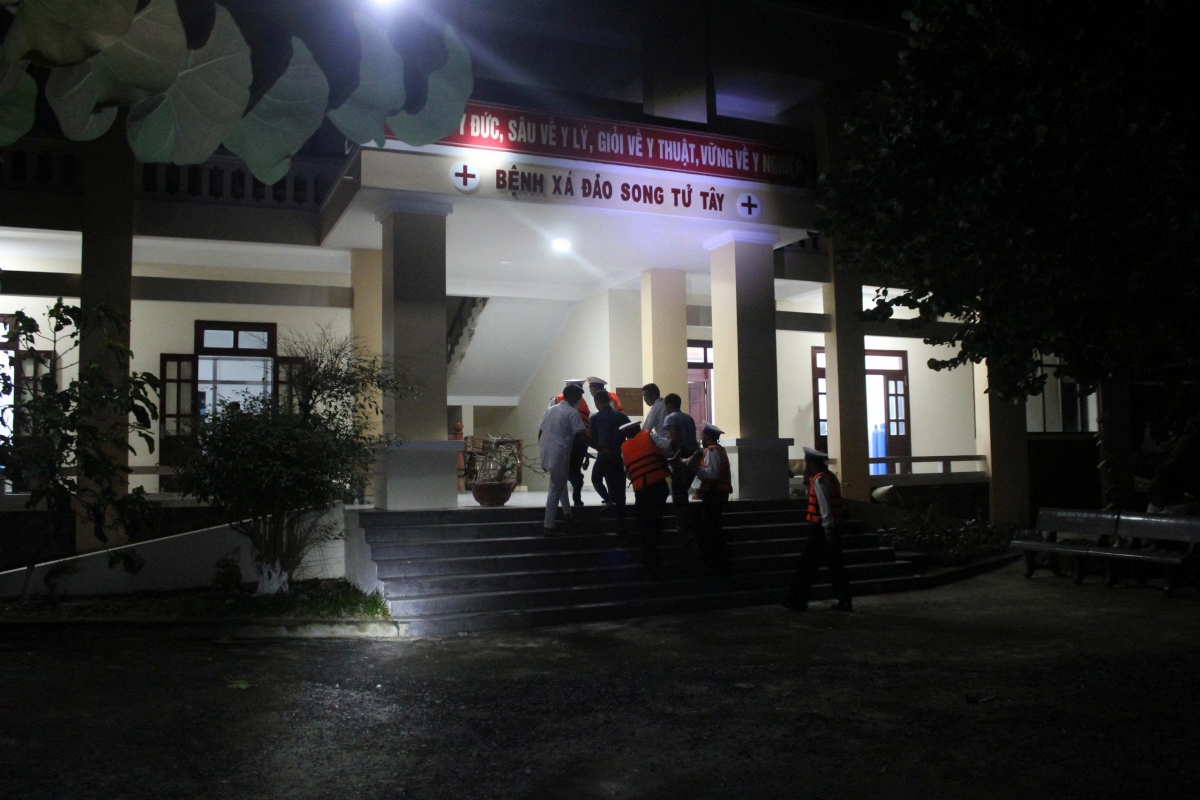 Bệnh xá đảo Song Tử Tây tiếp nhận bệnh nhân