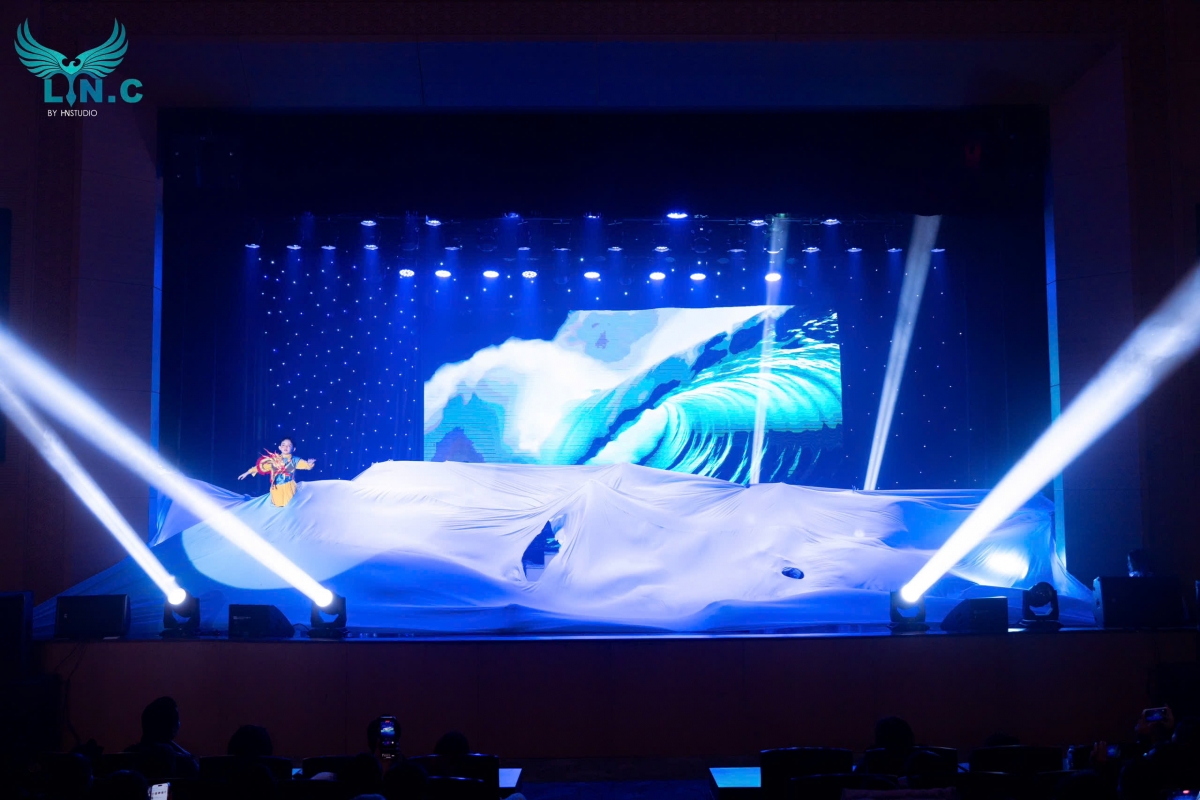 Tiết mục "Cá chép vượt Vũ môn" trong chương trình "Phong vị Tết"