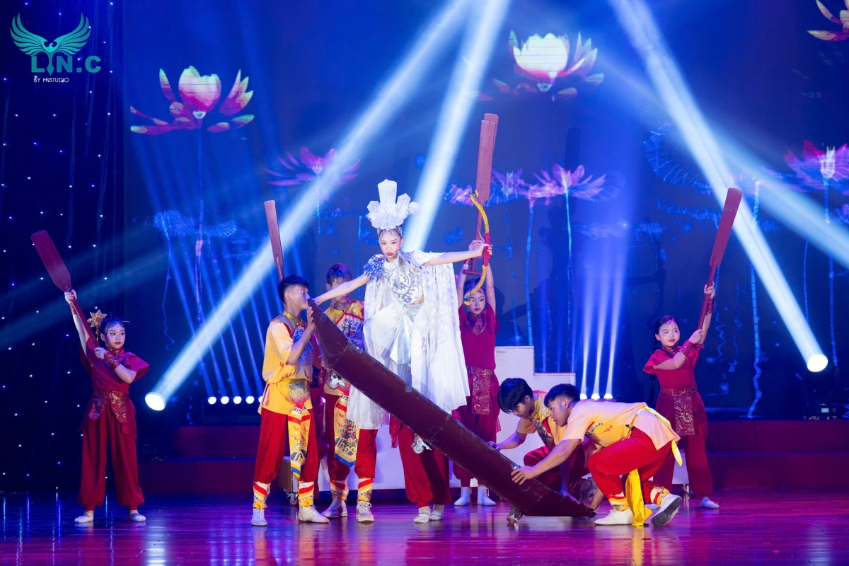 Diễn viên Châu Anh (gương mặt truyền thông) trong  tiết mục mở màn "Phong vị Tết"