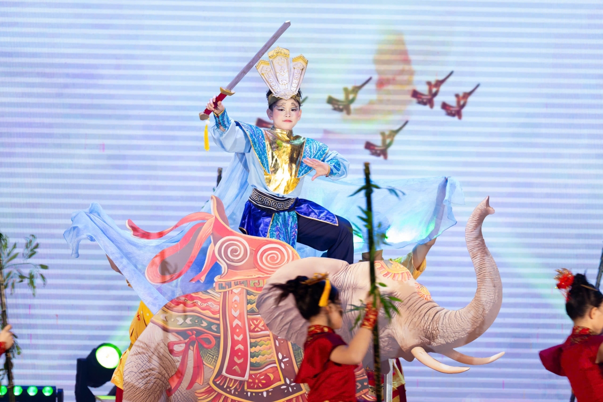 Diễn viên nhí Quang Vinh (gương mặt đại diện) với tiết mục mở màn "Phong vị Tết"