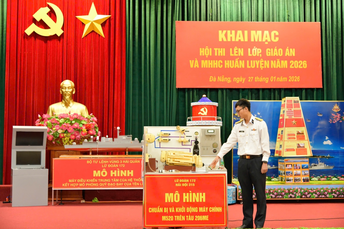 Tác giả đang thuyết minh tác phẩm