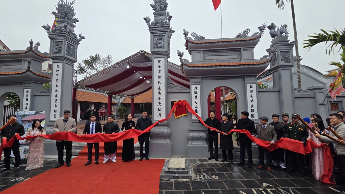 Giây phút khánh thành và gắn biển Đền Bà xã Đa Phúc