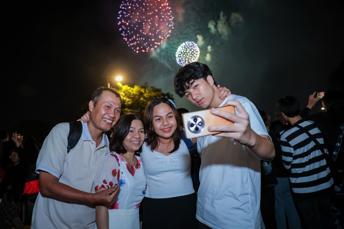 Giữa thời khắc đất trời giao hòa, người dân TP.HCM và du khách bày tỏ và gửi gắm những ước nguyện đầu năm mới. (Ảnh: T.H)