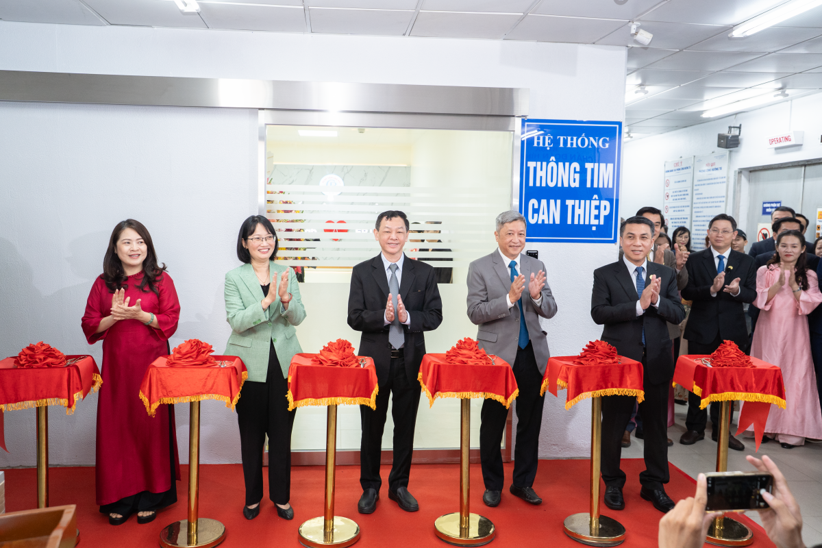 Lãnh đạo Bộ Y tế, Lãnh đạo UBND TP.HCM cắt băng khánh thành hệ thống thông tim can thiệp 500 tỷ đồng (Ảnh BVCC)