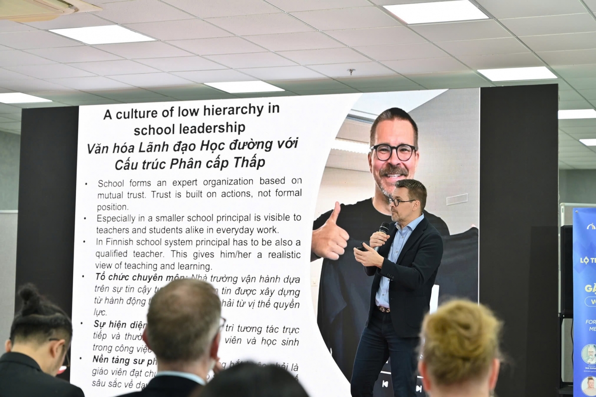 Hiệu trưởng trường Karkkila, ông Ossi Hermanni Kokkonen chia sẻ văn hóa và niềm tin trong nhà trường.