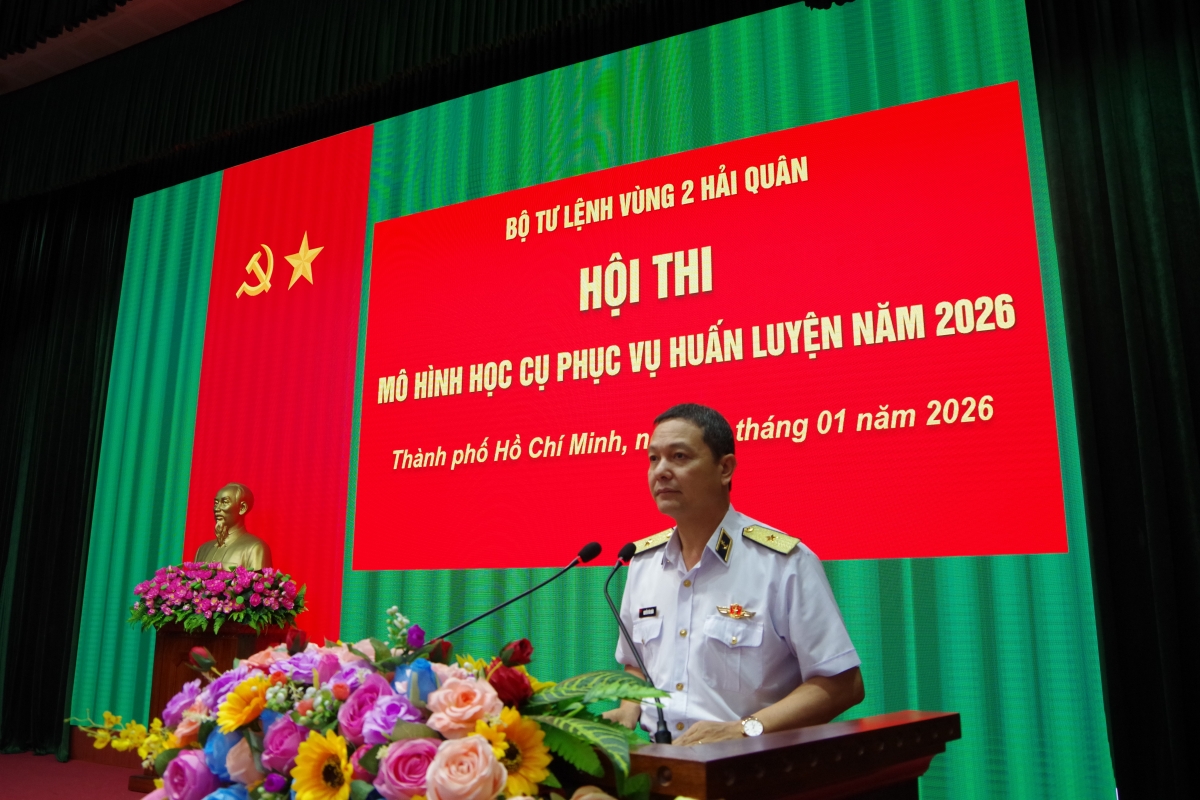 Chuẩn Đô đốc Nguyễn Văn Quán, Tư lệnh Vùng 2 Hải quân, phát biểu khai mạc hội thi