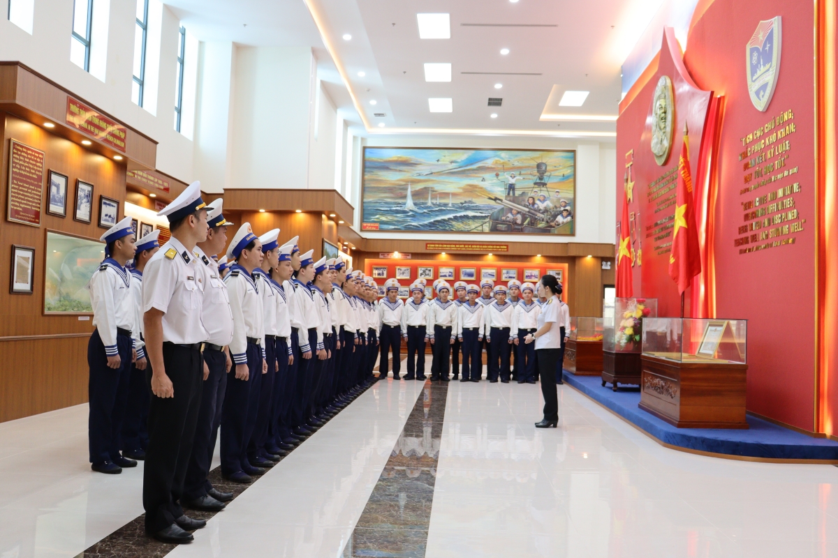 Chiến sĩ nghe giới thiệu Phòng truyền thống Học viện Hải quân