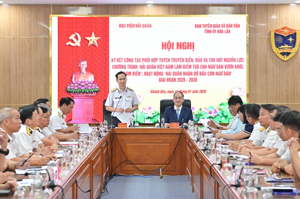 Chuẩn Đô đốc Nguyễn Hữu Thoan thông tin tình hình biển, đảo trong thời gian qua đến các đại biểu