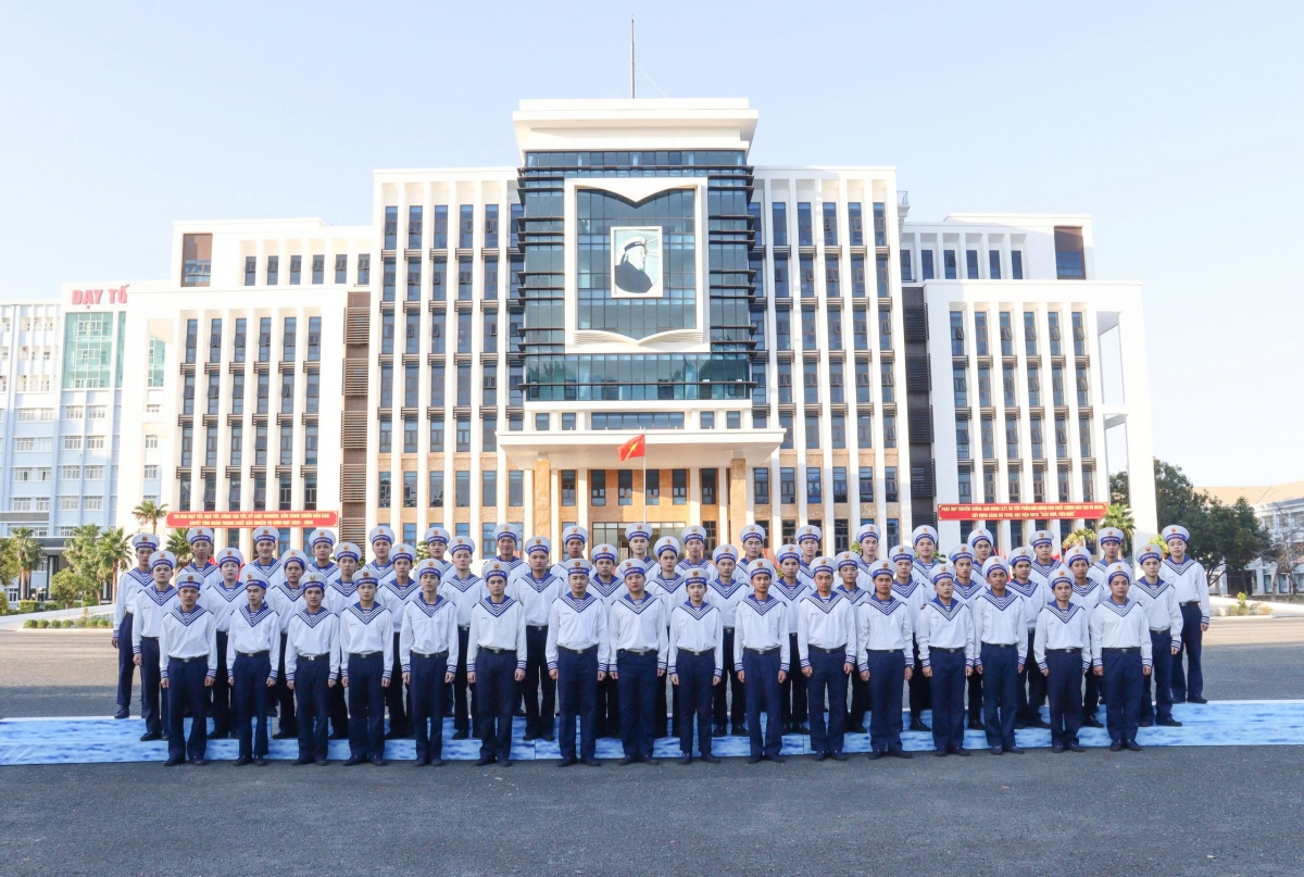 Niềm vui của các chiến sĩ chụp hình lưu niệm tại Học viện Hải quân