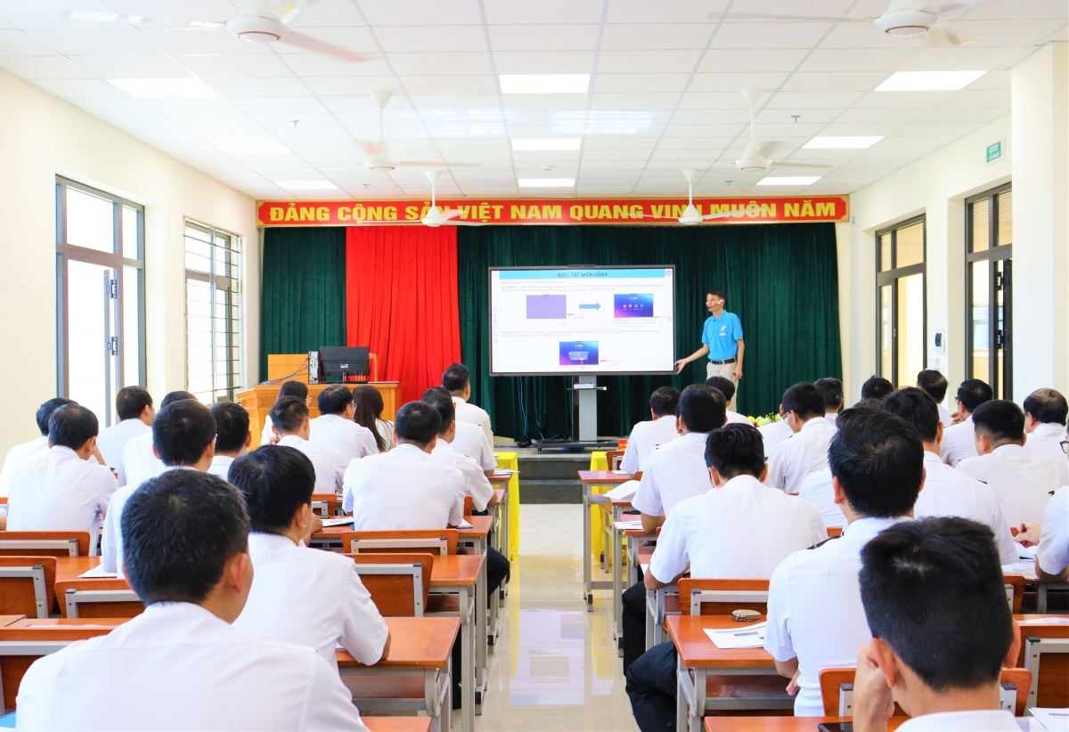 Đại diện Công ty TNHH giải pháp thông minh và công nghệ Hưng Phát hướng dẫn sử dụng “màn hình tương tác HORION”