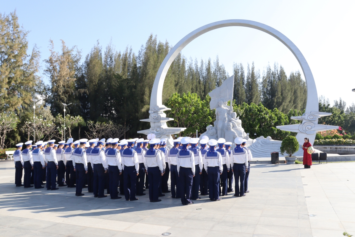 Chiến sĩ dâng hương tại cụm tượng đài "Những người nằm lại phía chân trời"