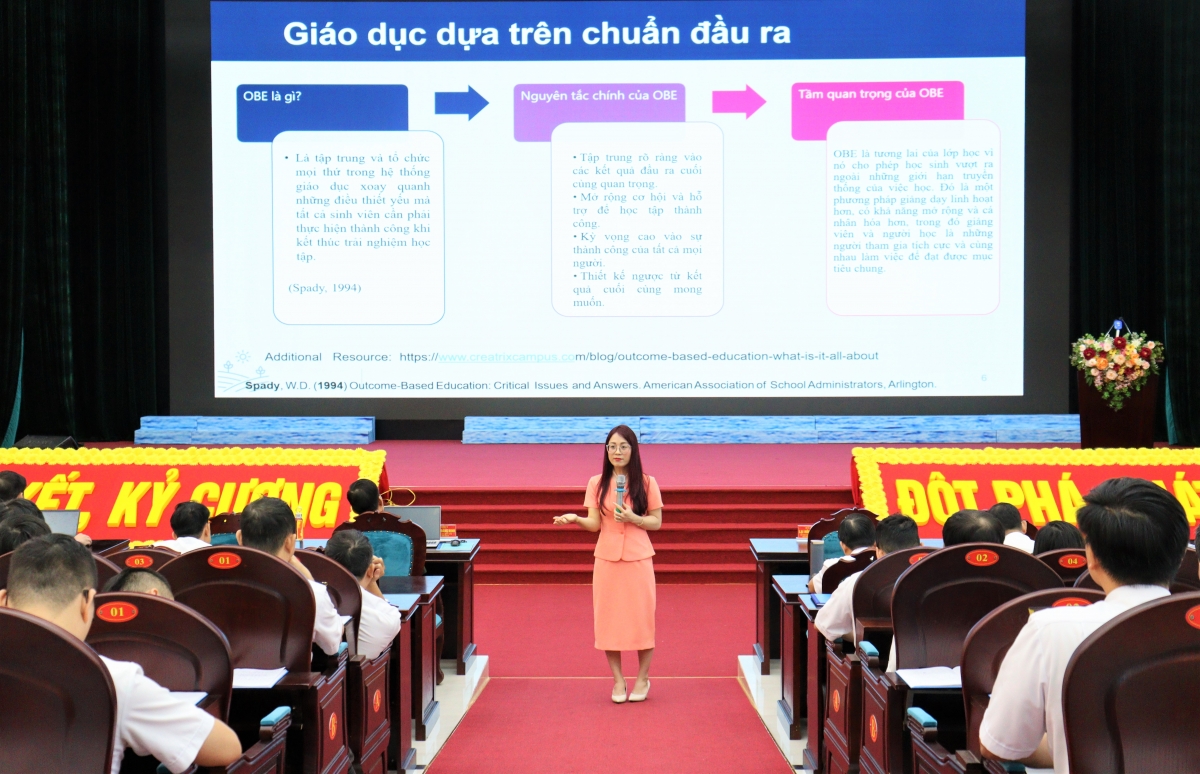 Thạc sĩ Ngô Thị Thanh Huyền, Viện Đào tạo số và Kỹ thuật, Đại học Quốc Gia Hà Nội trao đổi tại buổi tập huấn