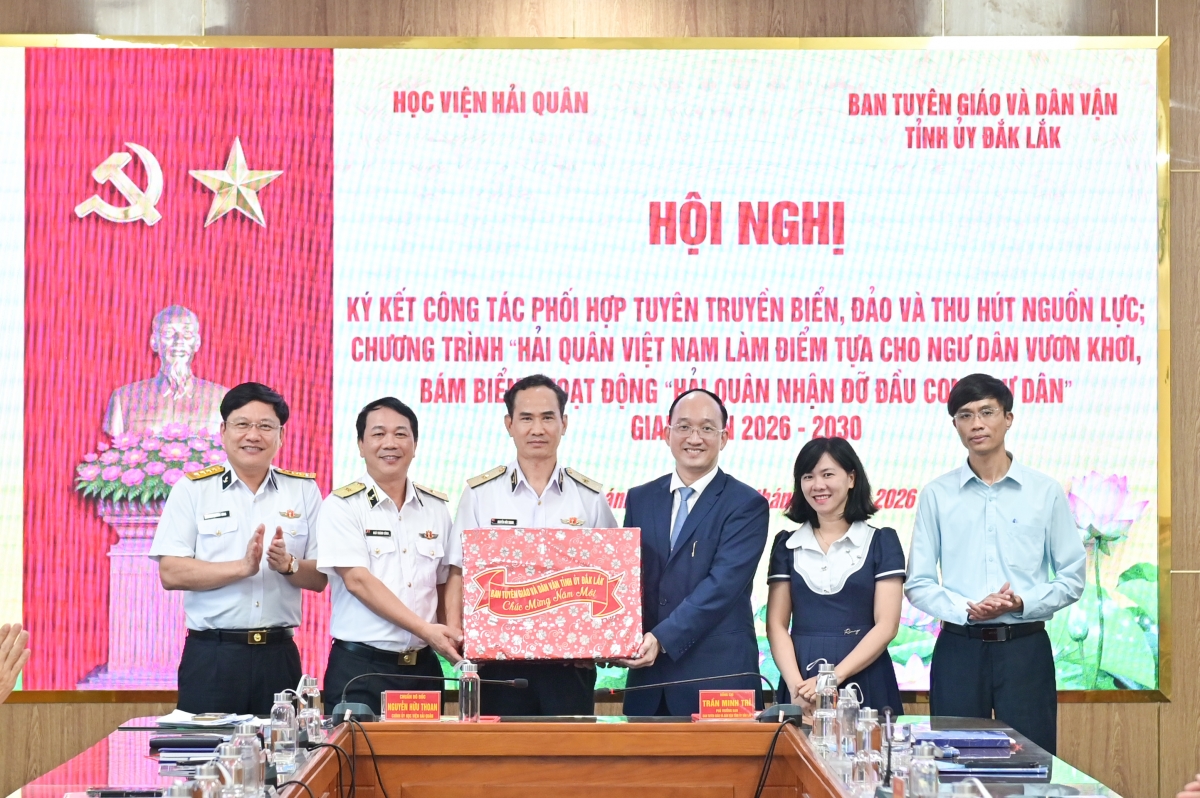 Lãnh đạo Ban Tuyên giáo và Dân vận Tỉnh ủy Đắk Lắk tặng quà Học viện Hải quân nhân dịp năm mới