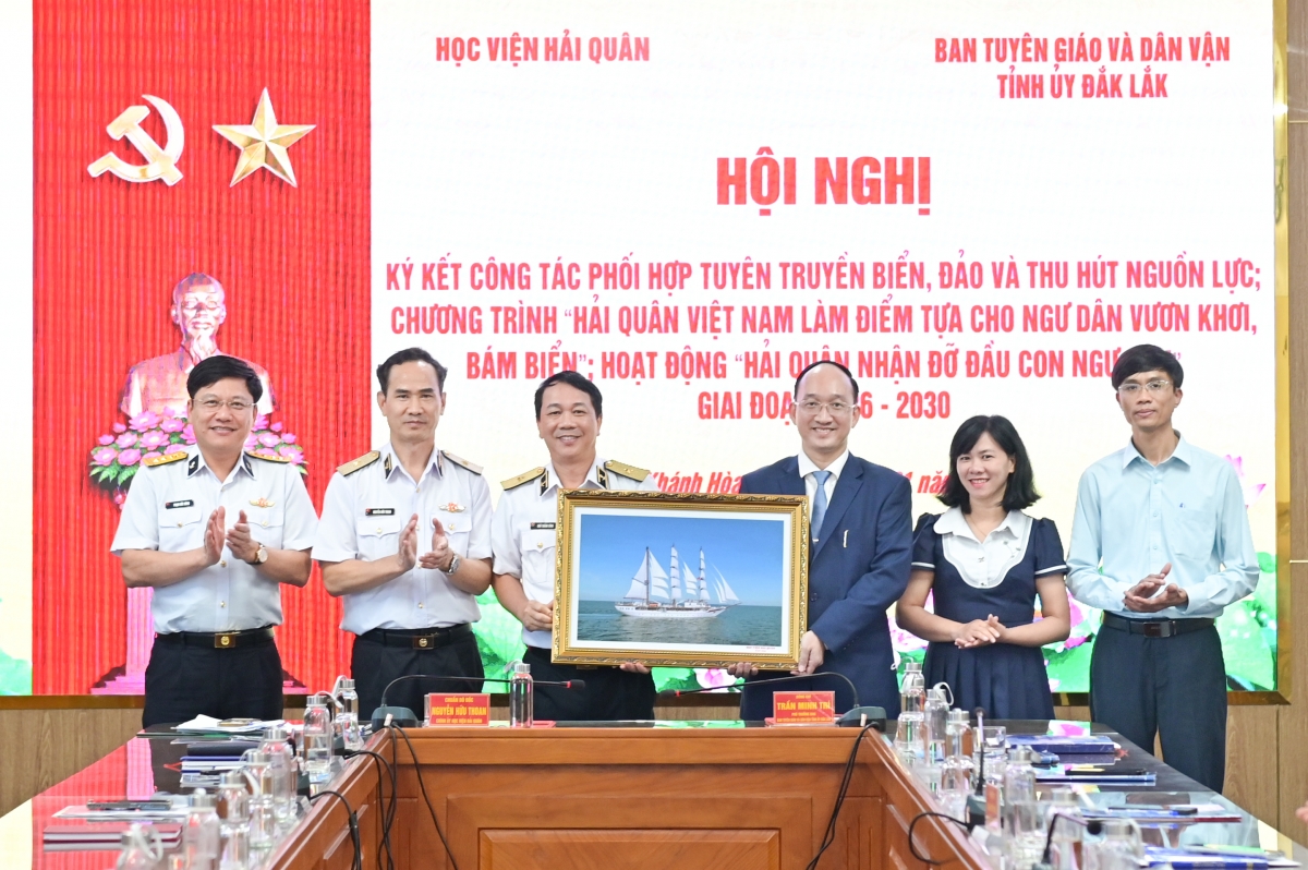 Lãnh đạo Học viện Hải quân tặng quà lưu niệm cho Ban Tuyên giáo và Dân vận Tỉnh ủy Đắk Lắk