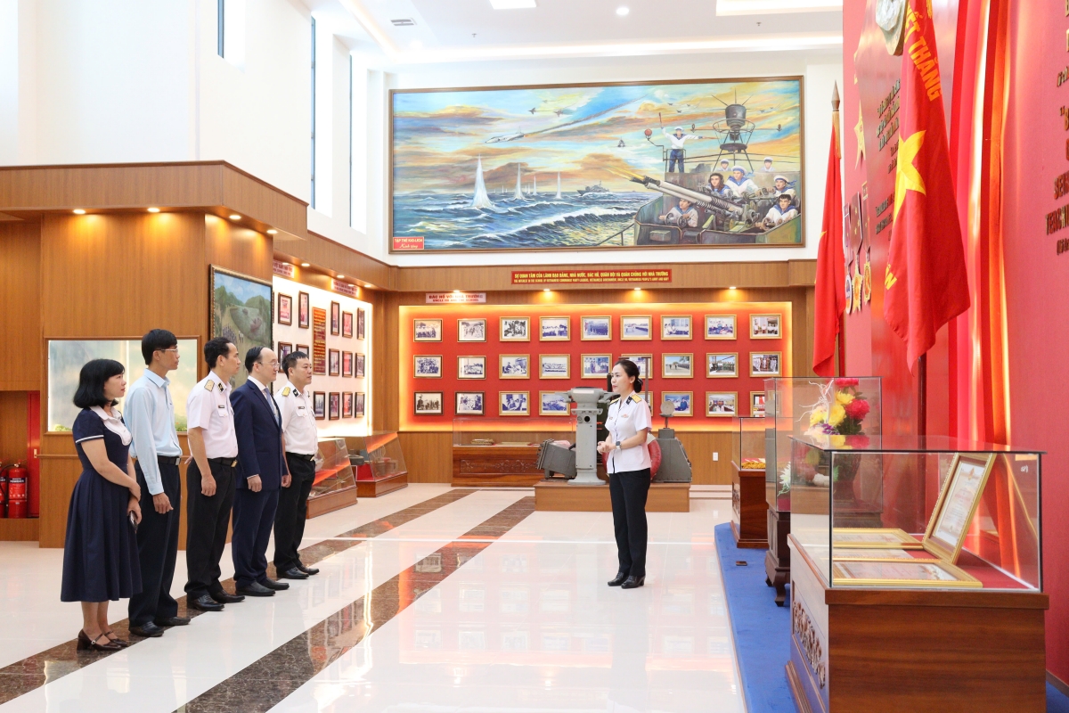 Đại biểu Ban Tuyên Giáo và Dân vận Tỉnh ủy Đắk Lắk tham quan phòng truyền thống Học viện Hải quân