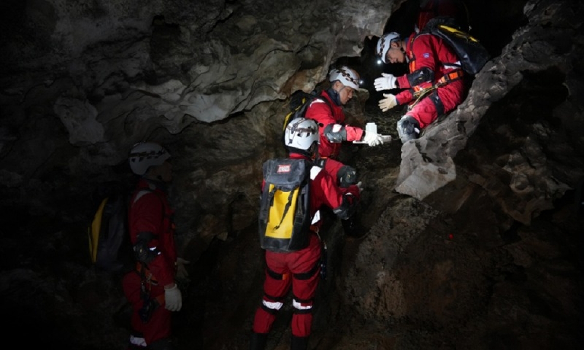 Hình ảnh các phi hành gia Trung Quốc huấn luyện trong hang động