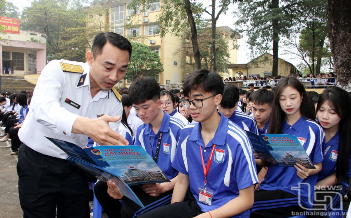 Học sinh trường Việt Bắc - Thái Nguyên được tuyên ttruyền, giới thiệu về Học viện Hải quân (Ảnh Báo Thái Nguyên)
 