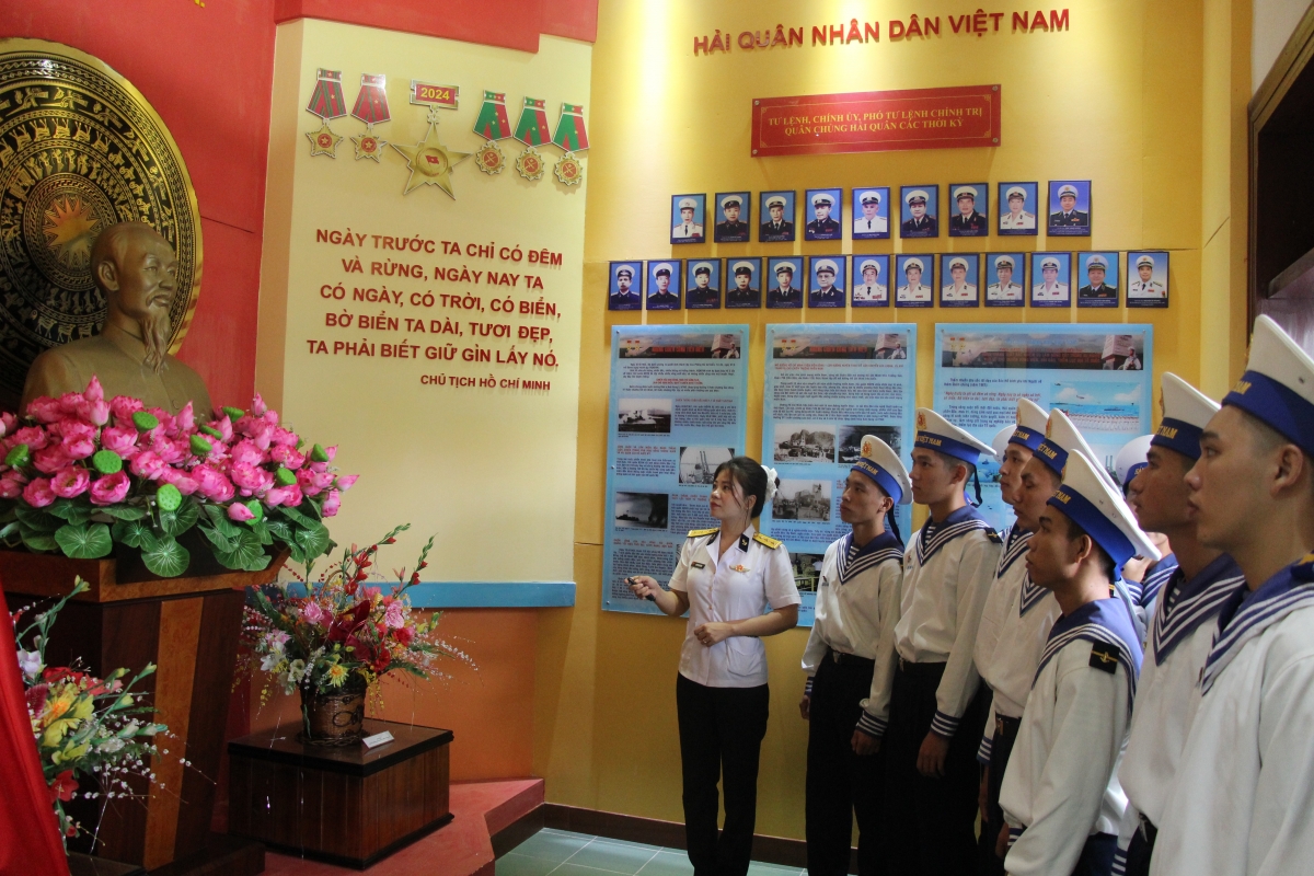Học tập truyền thống Hải quân nhân dân Việt Nam anh hùng
