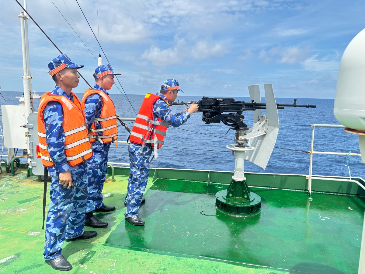 Huấn luyện thục hành bắn súng 14,5 mm trên biển
