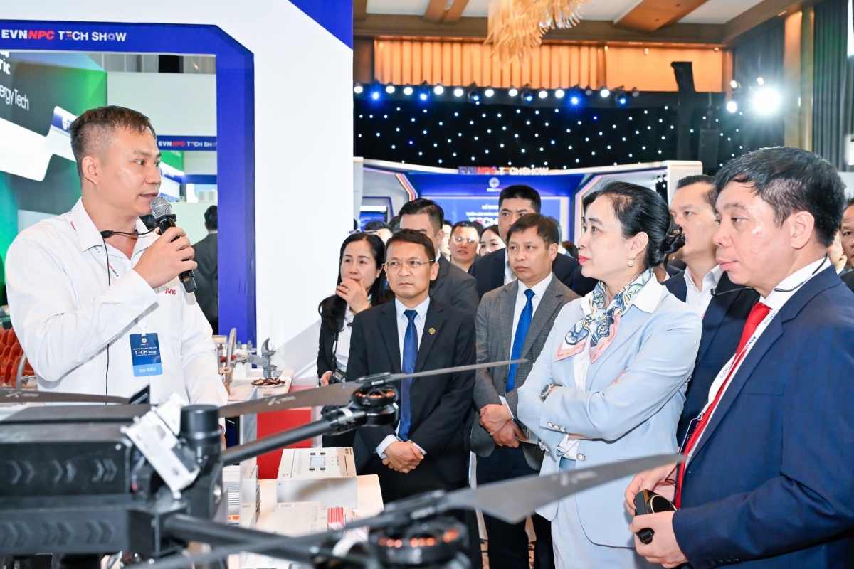 Chủ tịch HĐTV EVNNPC Đỗ Nguyệt Ánh cùng các đại biểu tham quan gian hàng các sản phẩm thiết bị công nghệ Công ty Cổ phần Năng lượng AVIC