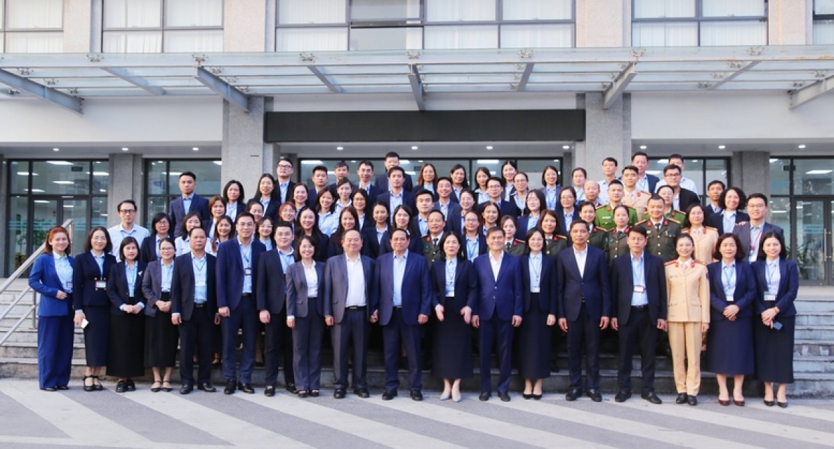 Thủ tướng Chính phủ và các đại biểu chụp ảnh lưu niệm tại Trung tâm phục vụ hành chính công tỉnh Quảng Ninh