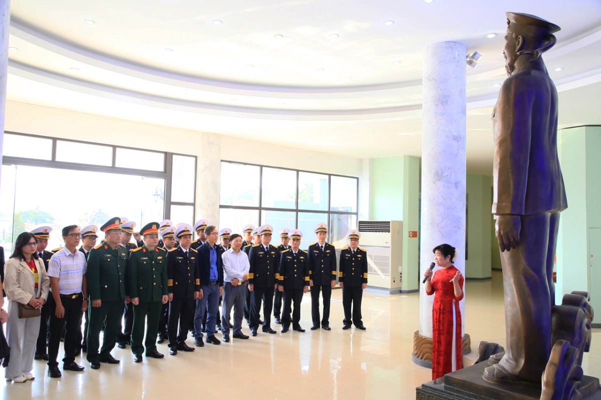Thủ trưởng Cục Hậu cần- Kỹ thuật Hải quân cùng Lãnh đạo ban, ngành các địa phương tham quan truyền thống tại Bảo tàng Hải quân