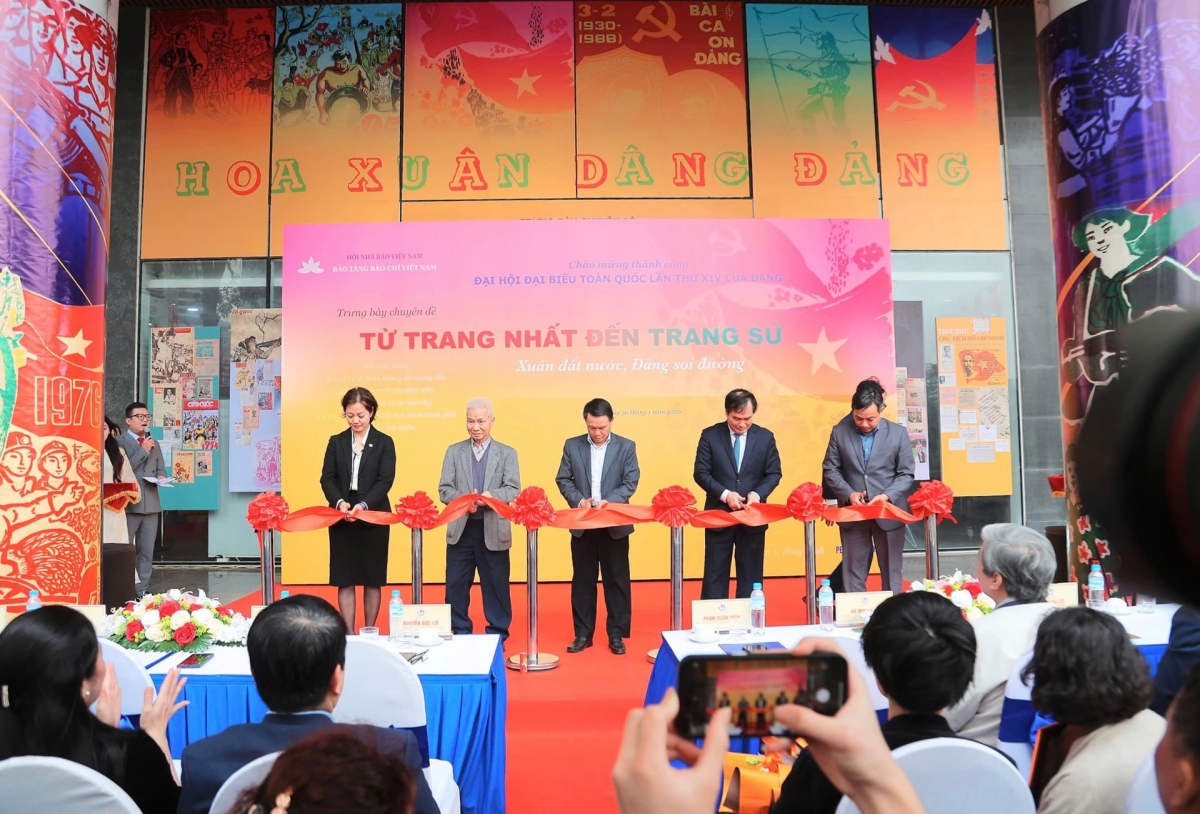 Khai mạc trưng bày chuyên đề “Từ trang nhất đến trang sử – Xuân đất nước, Đảng soi đường”