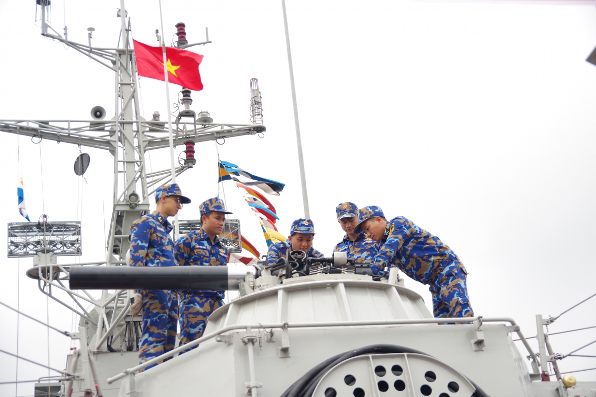 Cán bộ, chiến sĩ Vùng 3 Hải quân tích cực kiểm tra, bảo quản, bảo dưỡng trang bị, kỹ thuật đảm bảo sẵn sàng chiến đấu trong mọi tình huống