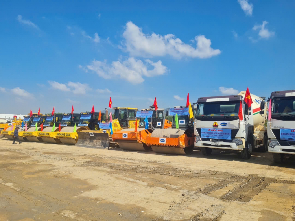 Phương tiện, cơ giới đã sẵn sàng cho việc khởi công dự án nâng cấp, mở rộng đường Phước Tân - Hội Bài (ĐT992).