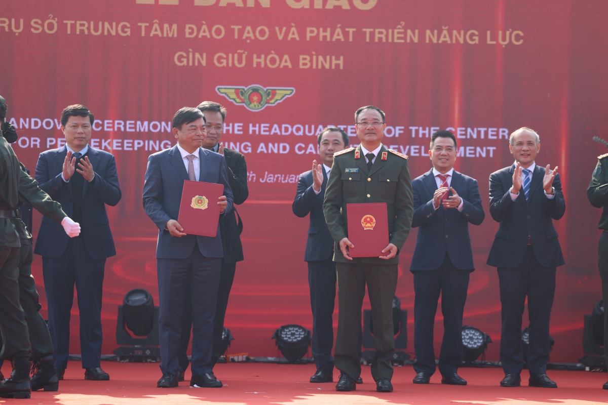 Lãnh đạo 2 Bộ Công an và Bộ Nông nghiệp và Môi trường ký bàn giao trụ sở