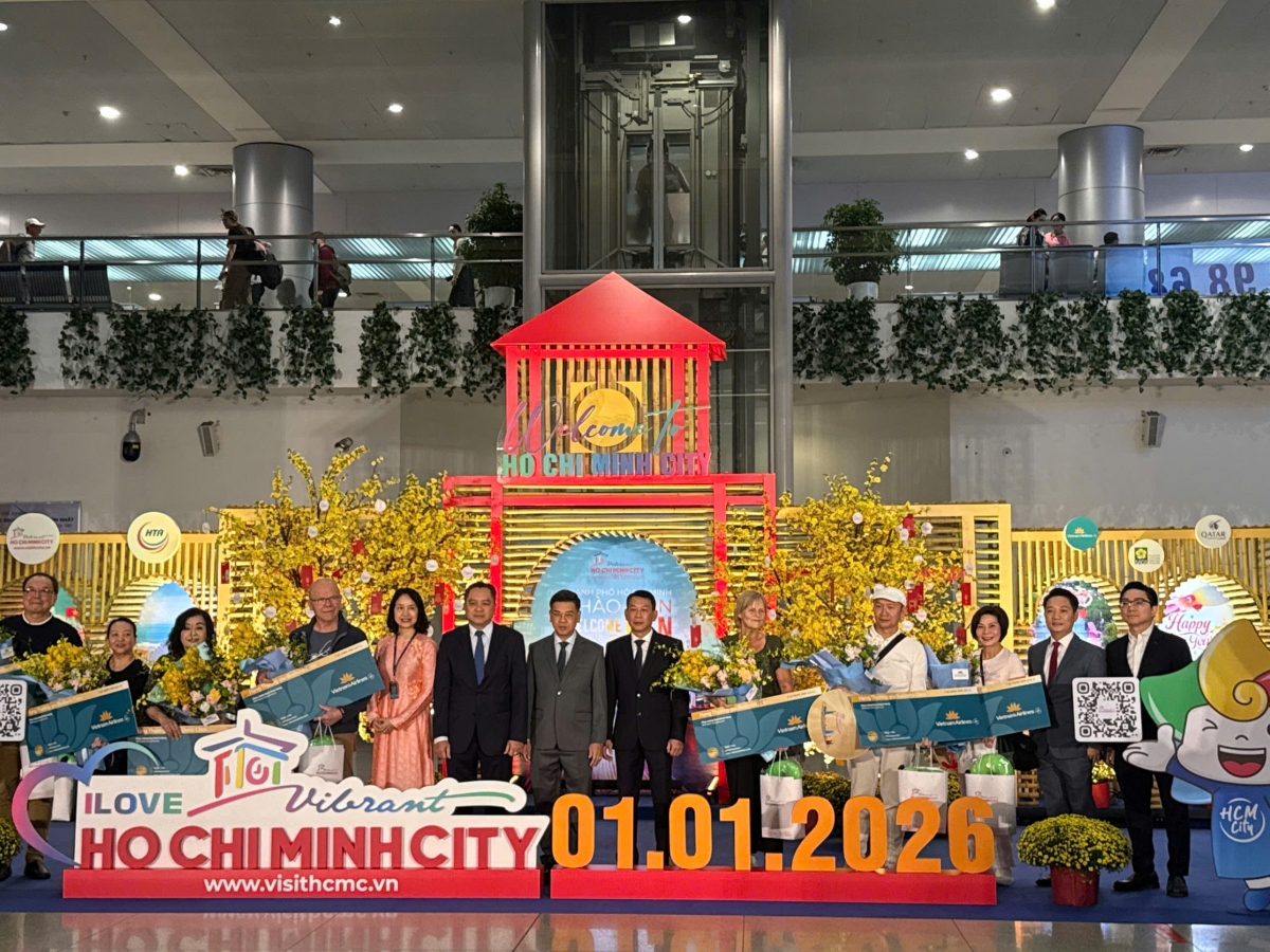 Lãnh đạo UBND TP.HCM chụp ảnh lưu niệm cùng du khách (Ảnh: T.H)