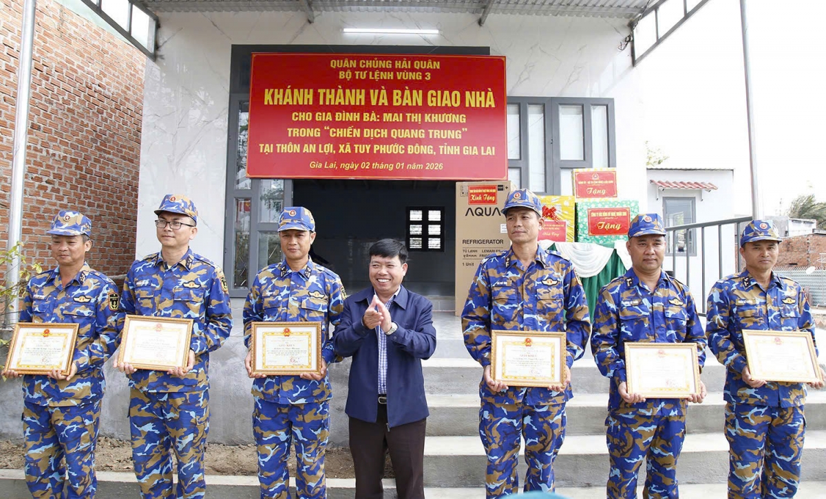 Lãnh đạo xã Tuy Phước Đông tặng giấy khen cho các tập thể, cá nhân có thành tích tốt trong giúp dân xây dựng nhà ở trong "Chiến dịch Quang Trung" trên địa bàn