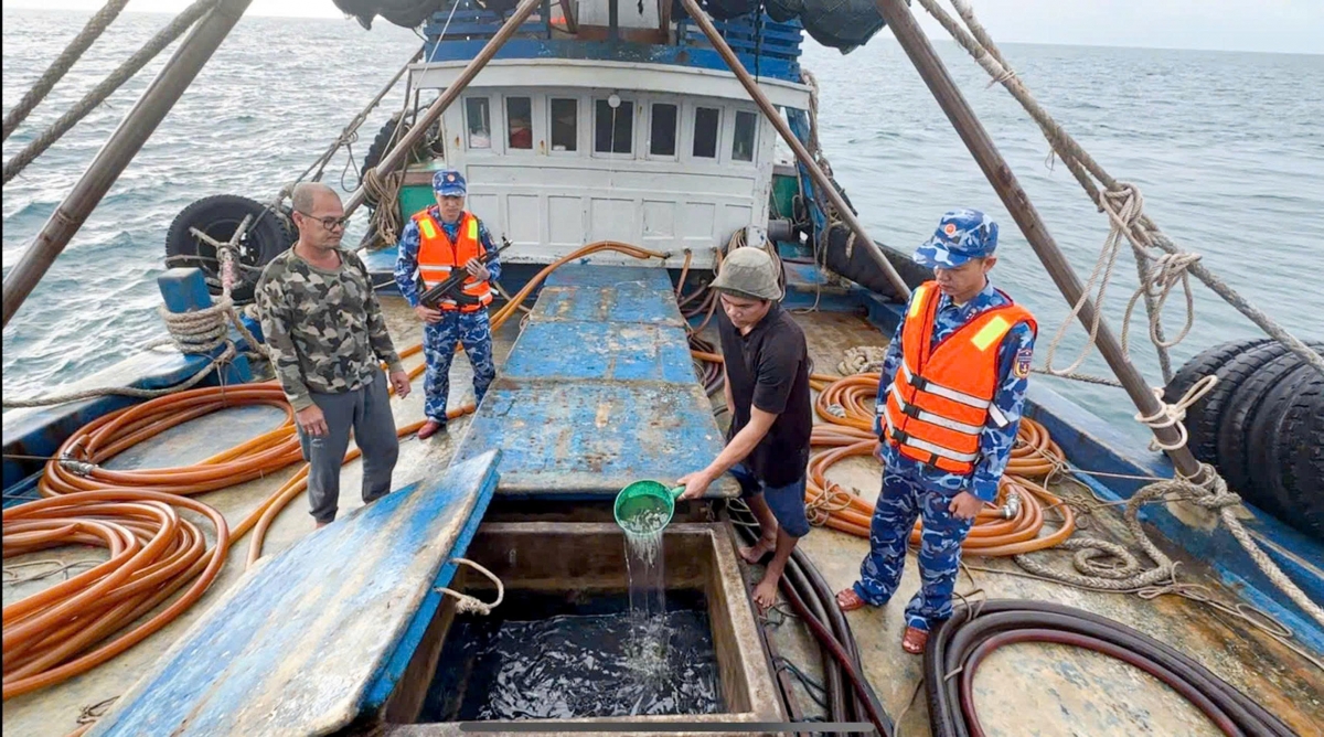 Lực lượng chức năng của Bộ Tư lệnh Cảnh sát biển 4 phát hiện khoảng 100.000 lít dầu không rõ nguồn gốc, xuất xứ (Ảnh: Đức Thái).