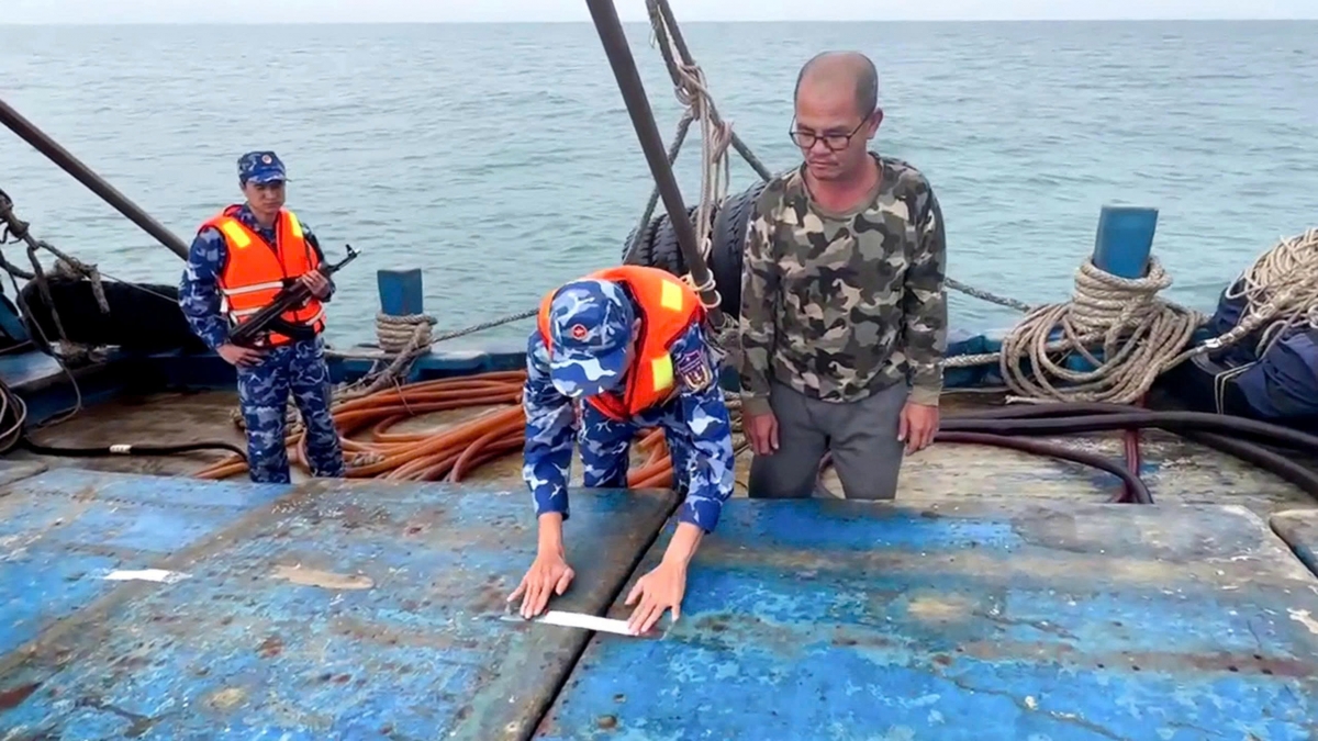 Lực lượng làm nhiệm vụ tiến hành niêm phong số dầu vi phạm (Ảnh: Đức Thái).