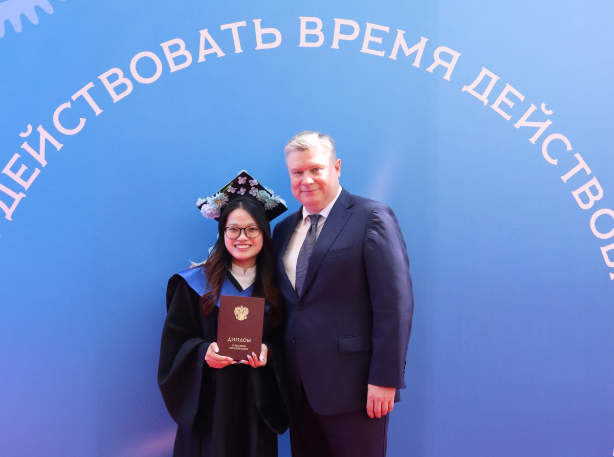 Đảng viên Trần Thị Minh Nhật, thạc sĩ năm nhất, Học Viện Tổng Thống Nga và Thầy Hiệu trưởng Đại học Kinh tế Nga mang tên Plekhanov